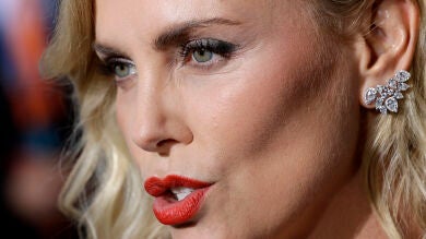 Charlize Theron habla por 