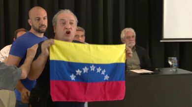 Un hombre interrumpe un acto con dirigentes de IU y del PSOE que estaban alabando el 