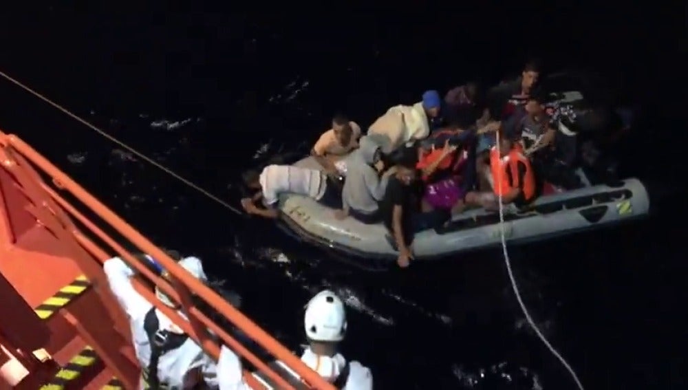 Rescatan a 12 argelinos de una patera interceptada a 55 millas de Cabo Gata