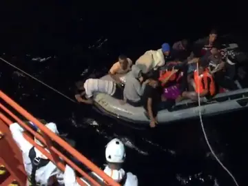 Rescatan a 12 argelinos de una patera interceptada a 55 millas de Cabo Gata Rescatan a 12 argelinos de una patera interceptada a 55 millas de Cabo Gata