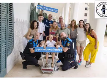 Agentes de la Policía de Terrassa se rapan la cabeza en solidaridad con los niños con cáncer Agentes de la Policía de Terrassa se rapan la cabeza en solidaridad con los niños con cáncer