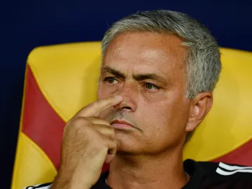 Mourinho, pensativo en el banquillo Mourinho, pensativo en el banquillo