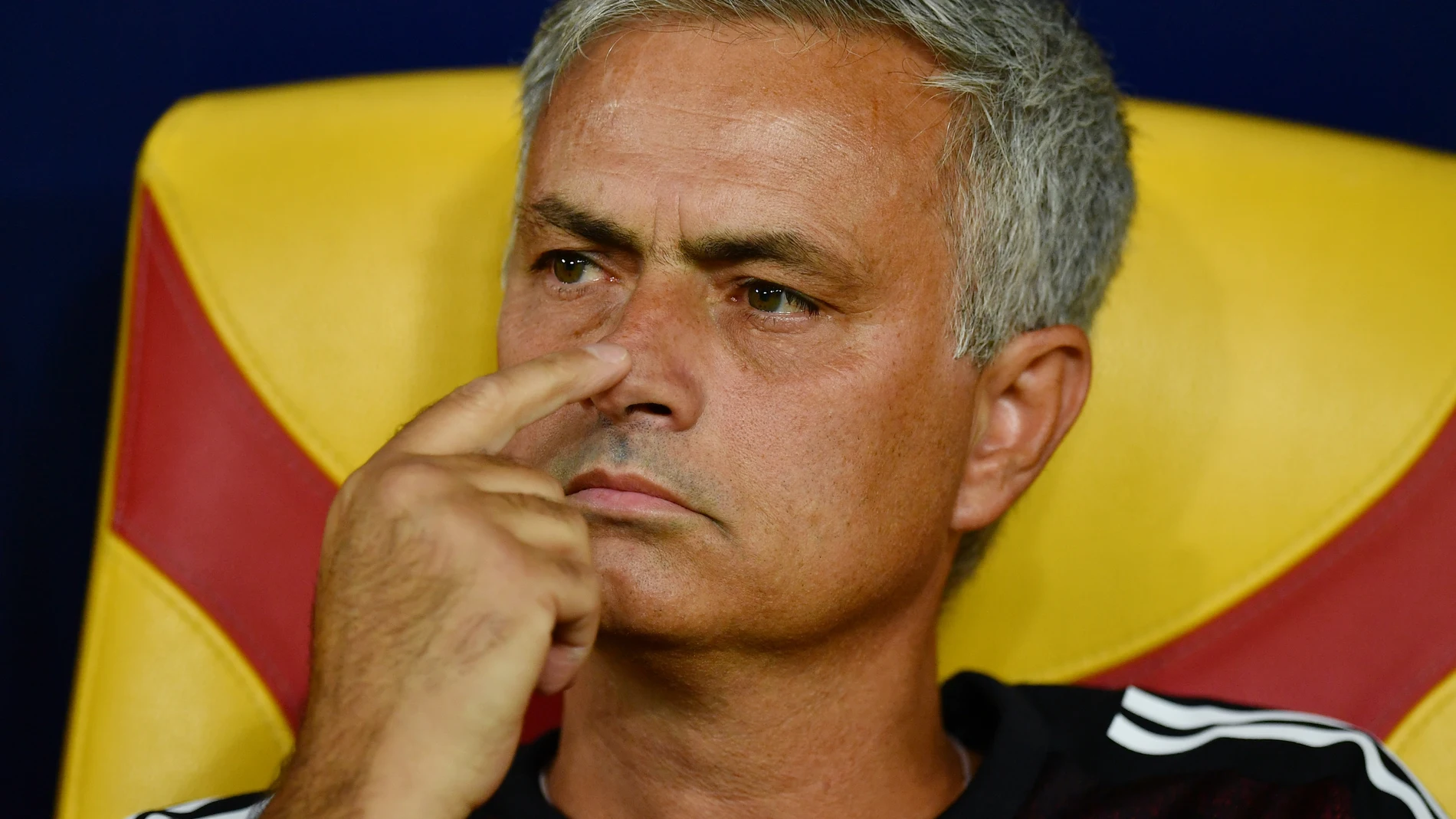 Mourinho, pensativo en el banquillo Mourinho, pensativo en el banquillo