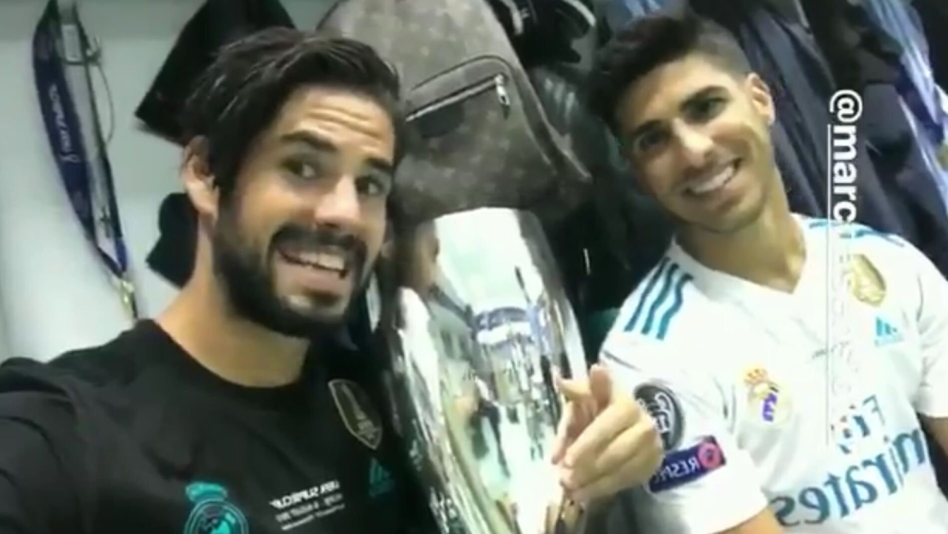 Isco y Asensio en la celebraci&oacute;n de la Supercopa
