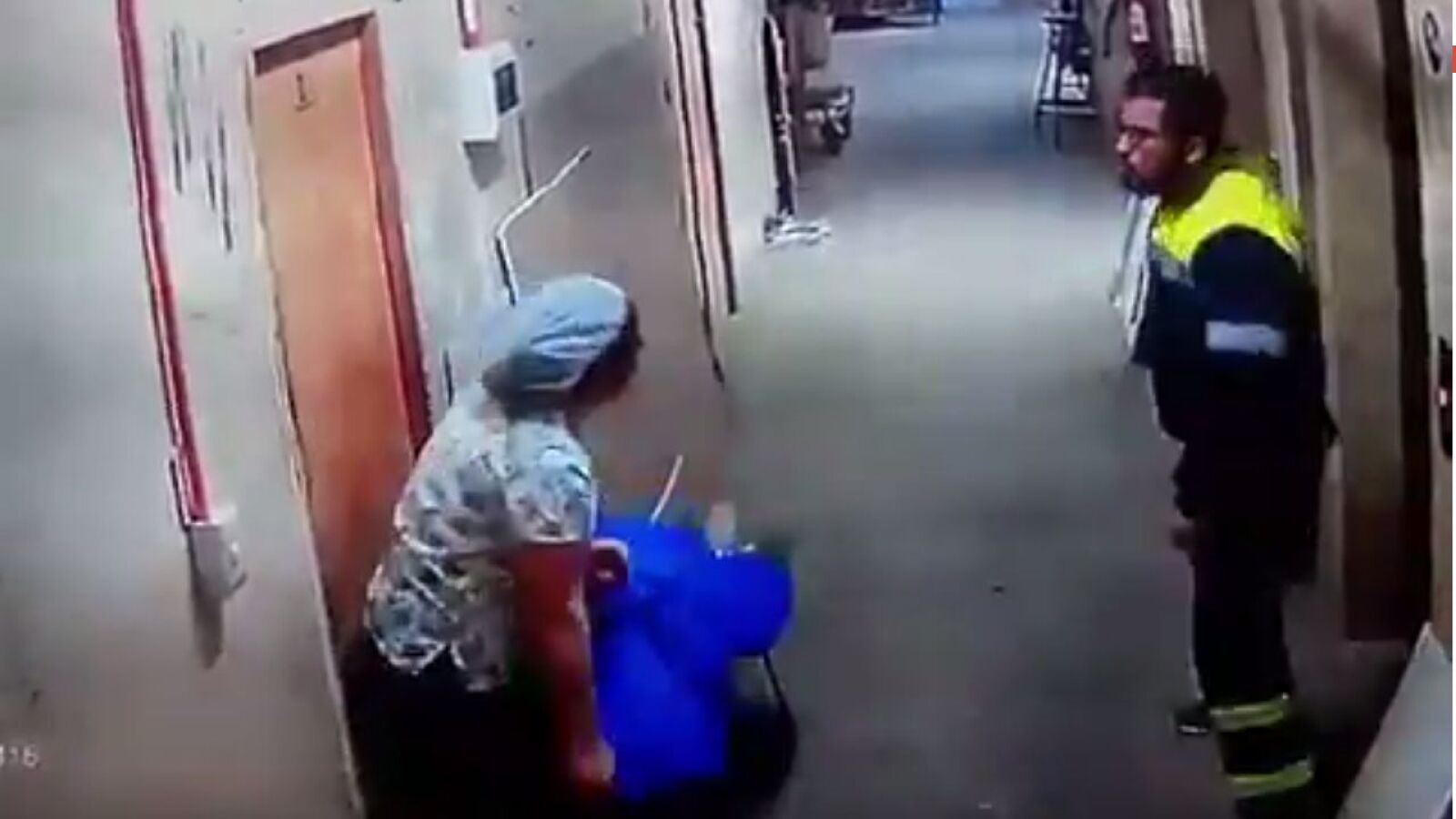 Una cámara de seguridad graba la brutal agresión de un paramédico a su pareja embarazada en el hospital