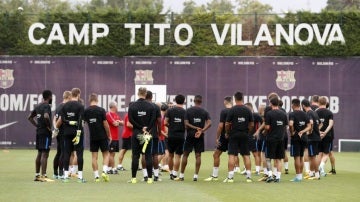 Los jugadores del Barcelona se ejercitan en el campo Tito Vilanova