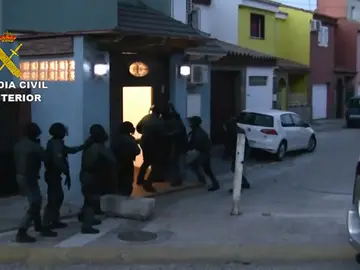 La Guardia Civil detiene a 25 personas que prestaban servicios a organizaciones de narcotraficantes La Guardia Civil detiene a 25 personas que prestaban servicios a organizaciones de narcotraficantes