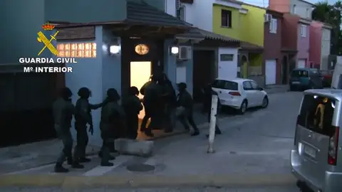 La Guardia Civil detiene a 25 personas que prestaban servicios a organizaciones de narcotraficantes La Guardia Civil detiene a 25 personas que prestaban servicios a organizaciones de narcotraficantes