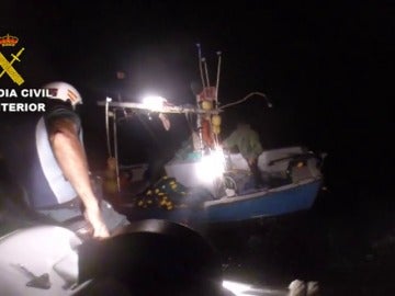 La Guardia Civil rescata a 7 inmigrantes irregulares abandonados en mar abierto