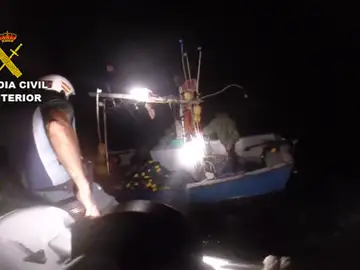 La Guardia Civil rescata a 7 inmigrantes irregulares abandonados en mar abierto La Guardia Civil rescata a 7 inmigrantes irregulares abandonados en mar abierto