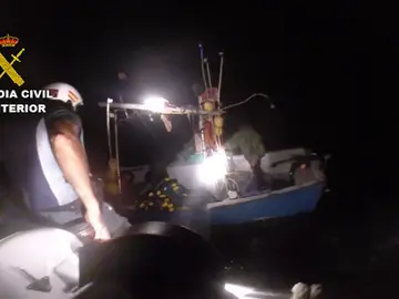 La Guardia Civil rescata a 7 inmigrantes irregulares abandonados en mar abierto La Guardia Civil rescata a 7 inmigrantes irregulares abandonados en mar abierto