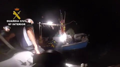 La Guardia Civil rescata a 7 inmigrantes irregulares abandonados en mar abierto La Guardia Civil rescata a 7 inmigrantes irregulares abandonados en mar abierto
