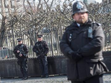 Varios policías armados en el centro de Londres