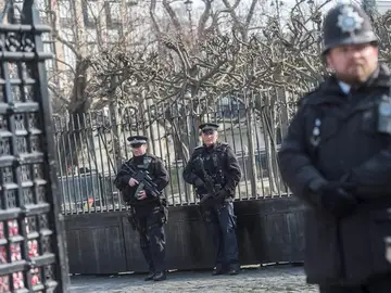 Varios policías armados en el centro de Londres Varios policías armados en el centro de Londres
