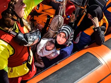 Rescate de una embarcación de refugiados Rescate de una embarcación de refugiados