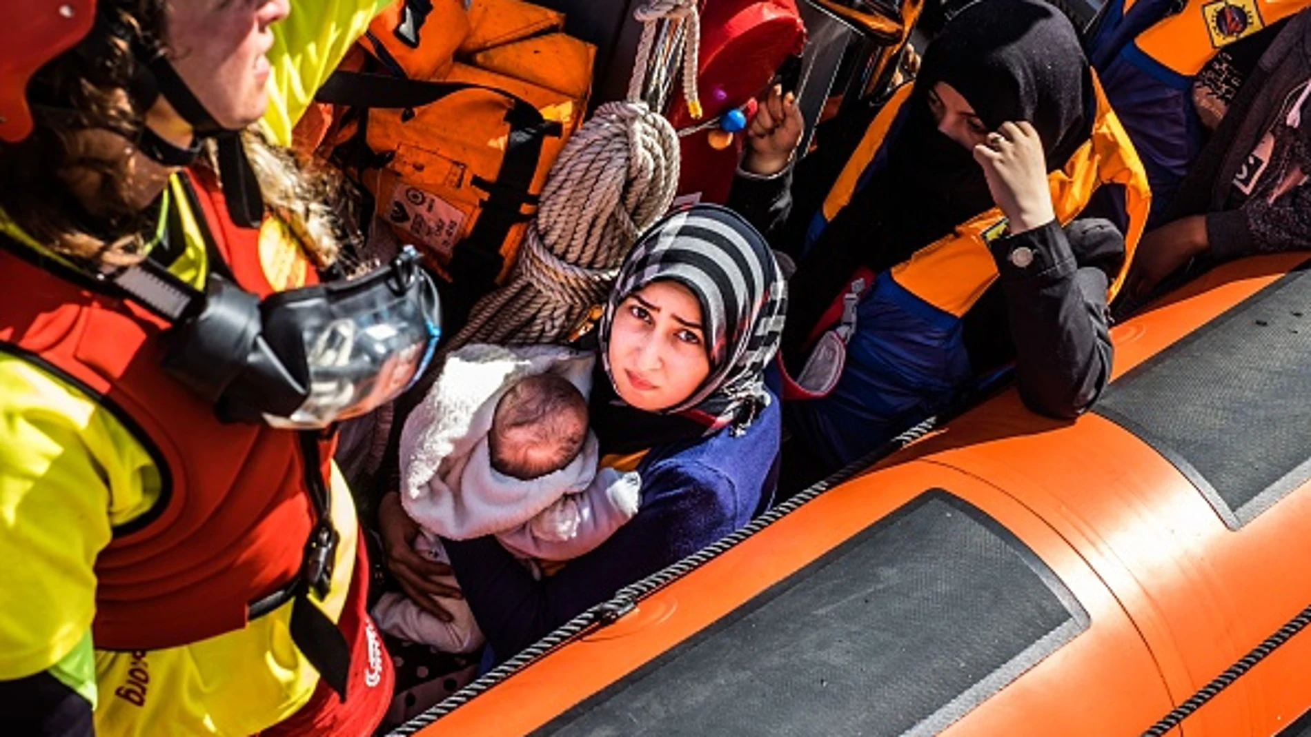 Rescate de una embarcación de refugiados Rescate de una embarcación de refugiados