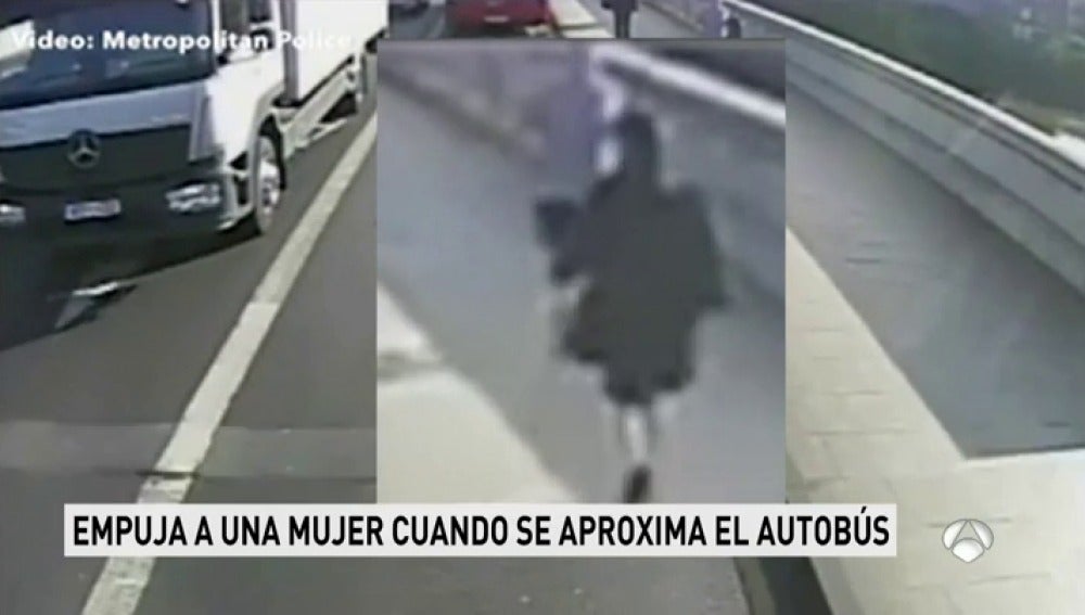La policía de Londres busca al corredor que empujó a una mujer delante de un autobús