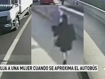 La policía de Londres busca al corredor que empujó a una mujer delante de un autobús La policía de Londres busca al corredor que empujó a una mujer delante de un autobús