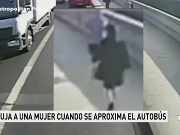 La policía de Londres busca al corredor que empujó a una mujer delante de un autobús La policía de Londres busca al corredor que empujó a una mujer delante de un autobús