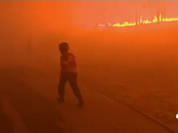 El fuego obliga a cortar el tráfico en la autopista que une Lisboa con Oporto El fuego obliga a cortar el tráfico en la autopista que une Lisboa con Oporto