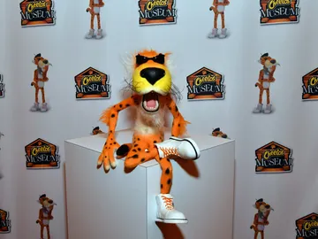 La mascota del snack en el museo de Cheetos La mascota del snack en el museo de Cheetos