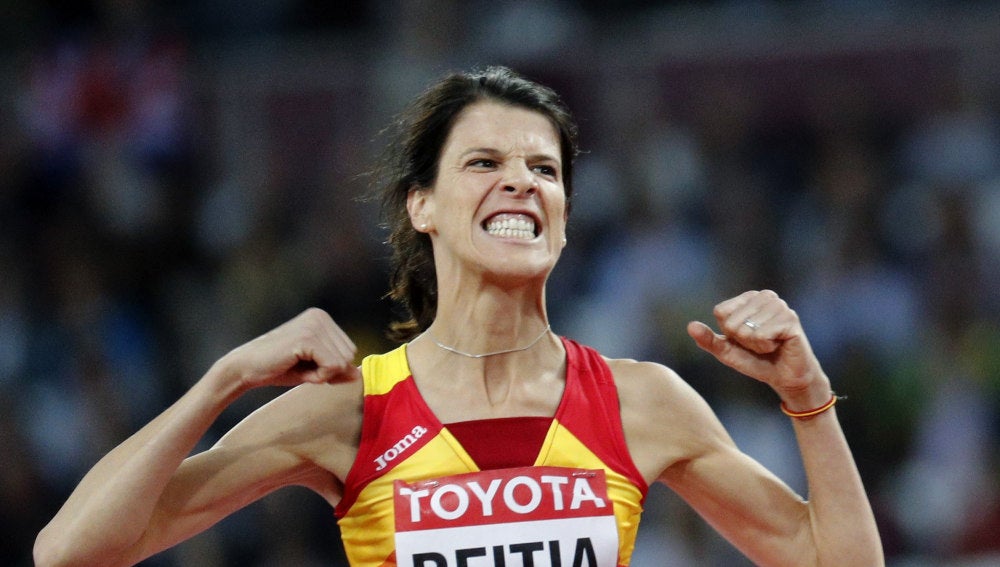 Ruth Beitia celebra su salto con éxito