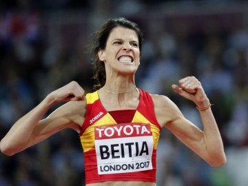 Ruth Beitia celebra su salto con éxito