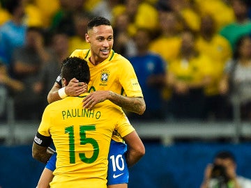 Neymar celebra un gol con Brasil