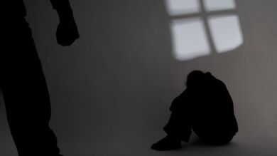 Acusan a un hombre de violar más de 600 veces a su hija de 15 años en Malasia