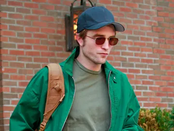 Robert Pattinson sigue pálido hasta en verano Robert Pattinson sigue pálido hasta en verano