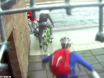 El ciclista persiguiendo al ladrón