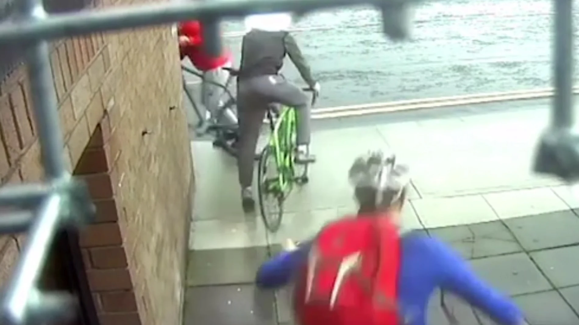 El ciclista persiguiendo al ladrón El ciclista persiguiendo al ladrón