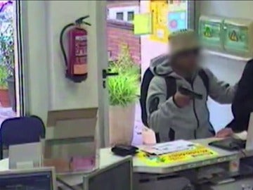 Los Mossos detienen a una pareja acusada de atracar en 20 días ocho oficinas de correos