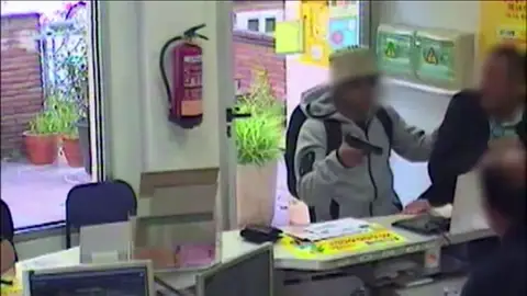 Los Mossos detienen a una pareja acusada de atracar en 20 días ocho oficinas de correos Los Mossos detienen a una pareja acusada de atracar en 20 días ocho oficinas de correos