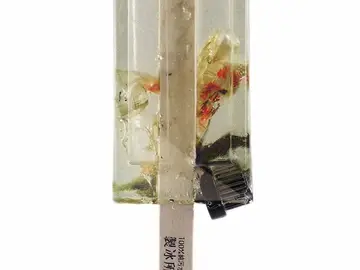 Uno de los polos que componen la colección “Polluted Water Popsicle Factory” Uno de los polos que componen la colección “Polluted Water Popsicle Factory”