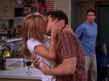 Rachel y Joey se besan ante el asombro de Ross en 'Friends' Rachel y Joey se besan ante el asombro de Ross en 'Friends'