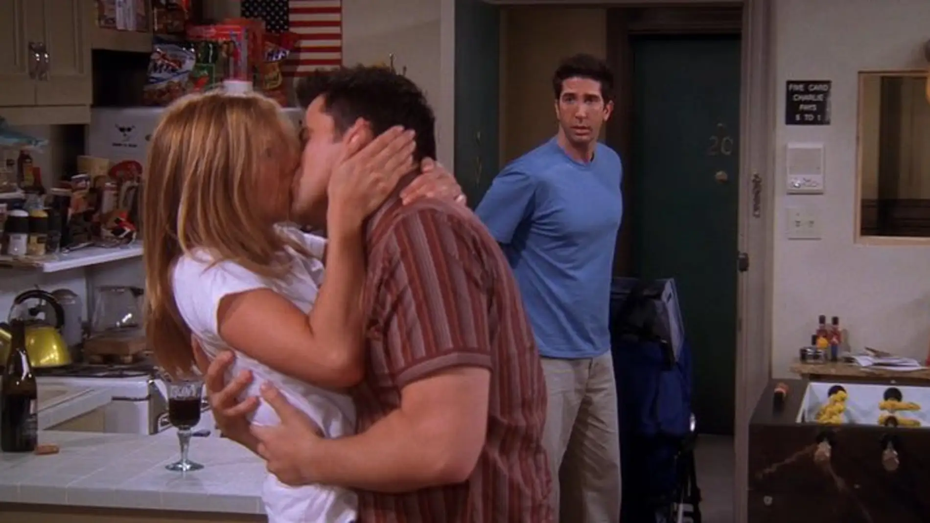 Rachel y Joey se besan ante el asombro de Ross en 'Friends'