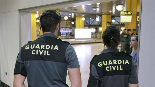 Miembros de la Guardia Civil en el aeropuerto