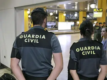 Miembros de la Guardia Civil en el aeropuerto