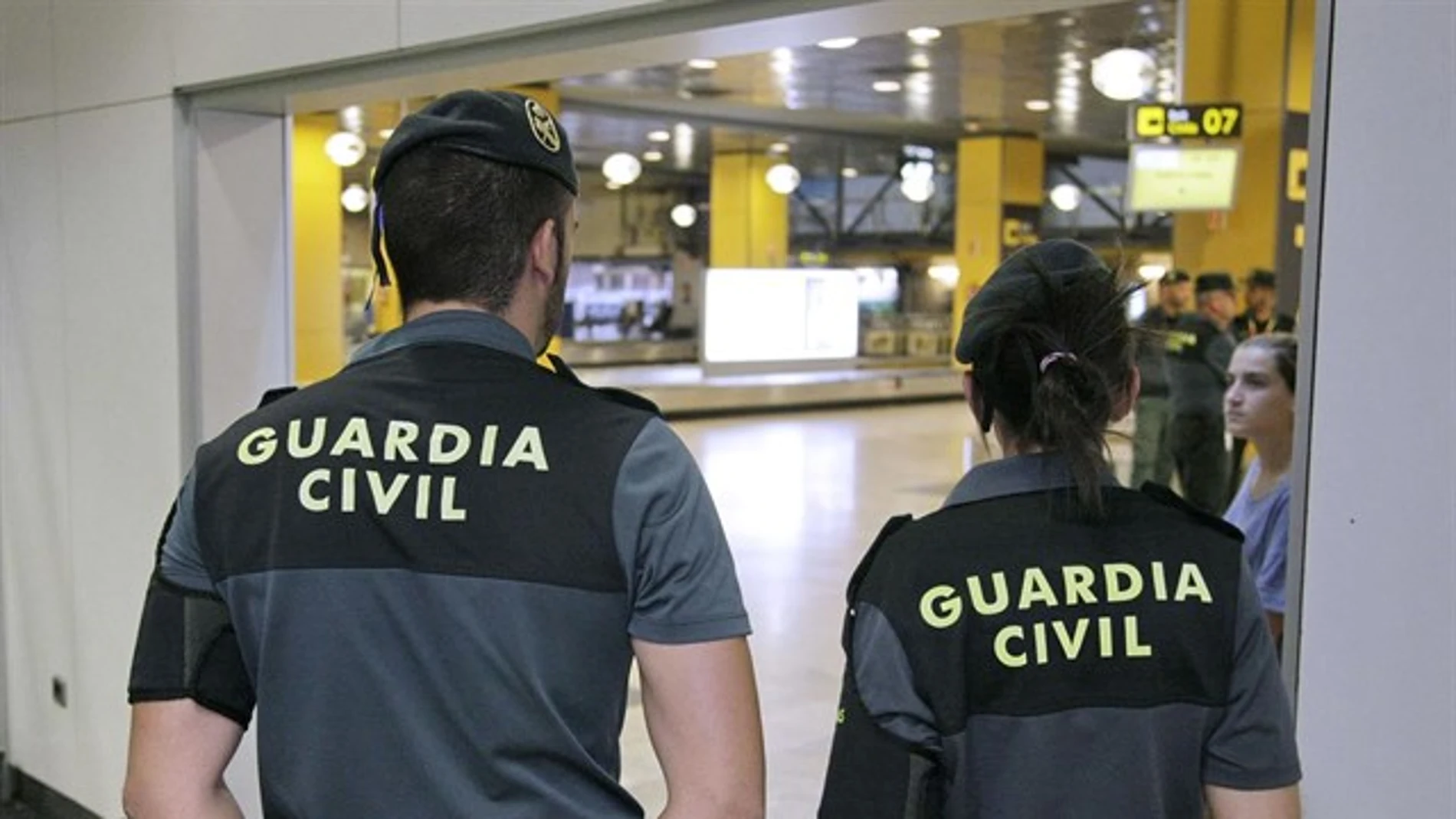 Miembros de la Guardia Civil en el aeropuerto Miembros de la Guardia Civil en el aeropuerto