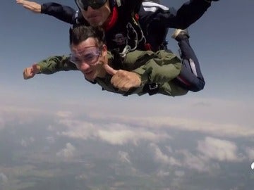 Dani Pedrosa se tira en paracaídas y sobrevuela el circuito de Austria