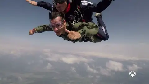 Dani Pedrosa se tira en paracaídas y sobrevuela el circuito de Austria Dani Pedrosa se tira en paracaídas y sobrevuela el circuito de Austria