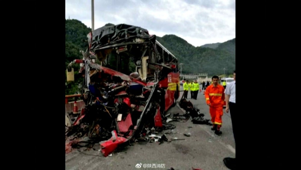 La colisión de un autobús en un túnel de China causa 36 muertos y 13 heridos
