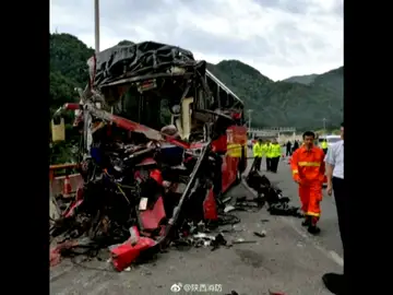 La colisión de un autobús en un túnel de China causa 36 muertos y 13 heridos La colisión de un autobús en un túnel de China causa 36 muertos y 13 heridos