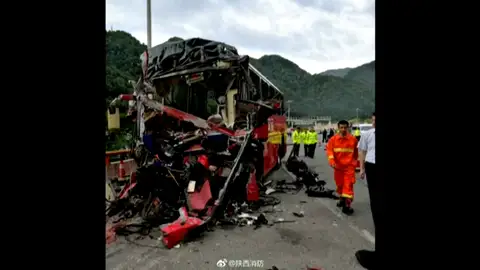 La colisión de un autobús en un túnel de China causa 36 muertos y 13 heridos La colisión de un autobús en un túnel de China causa 36 muertos y 13 heridos