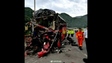 La colisión de un autobús en un túnel de China causa 36 muertos y 13 heridos