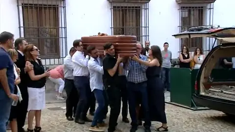 Multitudinaria despedida a tres de los cooperantes fallecidos en la India Multitudinaria despedida a tres de los cooperantes fallecidos en la India