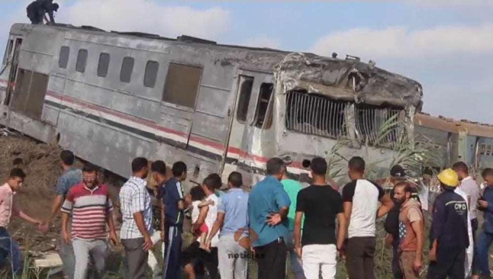 Al menos 36 muertos y 123 heridos tras un choque frontal entre dos trenes en la ciudad egipcia de Alejandría