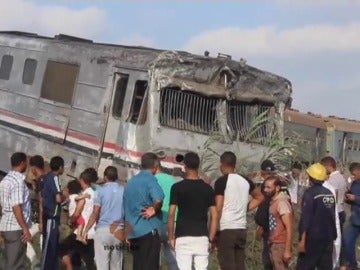 Al menos 36 muertos y 123 heridos tras un choque frontal entre dos trenes en la ciudad egipcia de Alejandría 