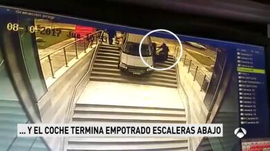 VÍDEO: Un coche se adentra en un edificio en Chile al creer que era un párking subterráneo